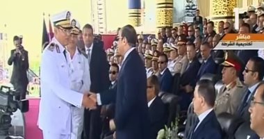 اللواء أحمد إبراهيم يهدى الرئيس السيسى درع الأكاديمية بحفل تخرج طلاب الشرطة
