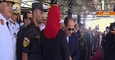 الرئيس السيسي يصافح أبناء شهداء القوات المسلحة والشرطة 