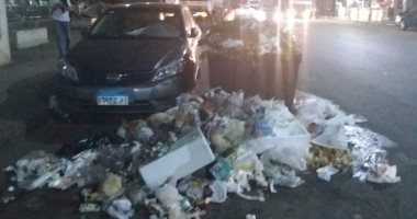 القمامة تحاصر سكان شارع شبرا.. والأهالى: عدة مساحات تحولت إلى مقلب للقمامة