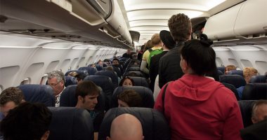 العنصرية فى كل مكان.. رجل يطلب من سيدة عدم التحدث بالإسبانية على متن طائرة