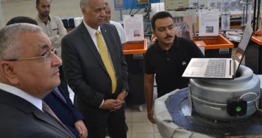 رئيس جامعة الإسكندرية يتفقد مشروعات التخرج لطلاب قسم الهندسة الميكانيكة