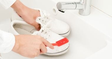 لو مستعجل.. 5 حيل لتجفيف الحذاء بسرعة بعد غسله