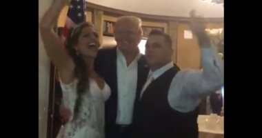 فيديو..ترامب يفاجئ عروسين فى حفل زفافهما وسط هتاف "أمريكا أمريكا"