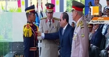 الرئيس السيسى يمنح أوائل الخريجين بالكليات العسكرية نوط الواجب العسكرى