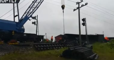 شاهد.. الطوارئ الروسية تعلن خروج قطار شحن عن القضبان لسوء الأحوال الجوية