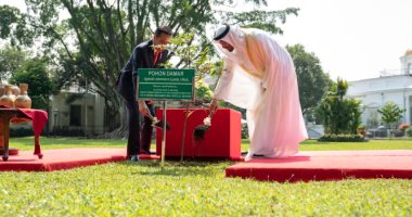 شاهد الشيخ محمد بن زايد يغرس شجرة العلاقات الإماراتية الإندونيسية