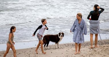 العائلة المالكة الدنماركية تقضى وقتا ممتعا على شاطئ.. صور