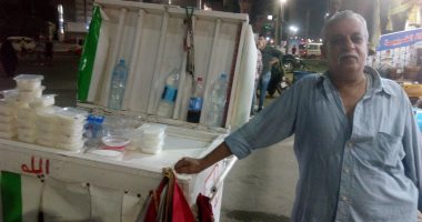"أبو طارق" عجوز يحارب البطالة ببيع الزبادى وأرز باللبن فى شوارع طنطا.. صور