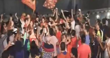 فيديو.. جماهير الأهلي تحتفل أمام مقر النادي بعد التتويج بالدوري 