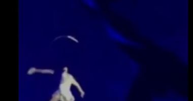 الاستعراض القاتل.. فنانة تسقط من ارتفاع 11 مترا أمام الجمهور.. فيديو