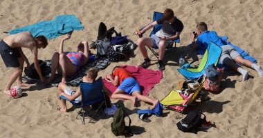 موجة حارة تضرب أوروبا وهروب المواطنين للشواطئ