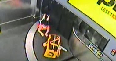 "شقاوة عيال".. طفل ينزلق على سير الأمتعة فى مطار أمريكى.. شوف الفيديو
