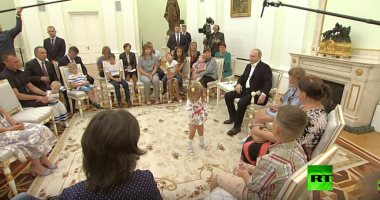 فيديو.. طفلة تقتحم اجتماع الرئيس الروسى مع المتضررين من الفيضانات بـ"الكرملين"