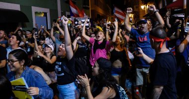 احتفالات المتظاهرين بعد استقالة حاكم بورتوريكو روسيلو فى سان خوان