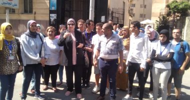 صور ..المتطوعون يزينون شوارع الاسكندرية بمناسبة عيدها القومى