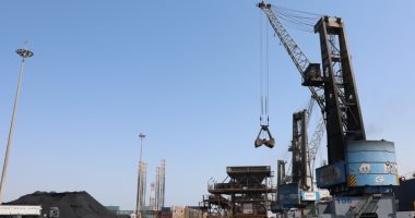 ميناء السخنة يستقبل أكبر سفينة صب جاف.. ومميش: افتتاحات قريبة بالميناء 