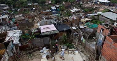 صور.. إخلاء منطقة عشوائية بكولومبيا بسبب تعرضها لخطر الانهيار