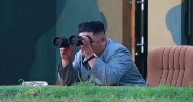 صور.. كوريا الشمالية تنشر صورا لزعيمها كيم جونج أون وهو يشاهد إطلاق صاروخ