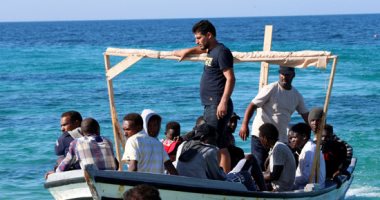 منظمة الهجرة: القصف يمنع ركاب قارب مهاجرين من النزول في طرابلس