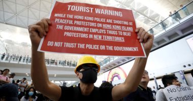 المئات يحتجون بمطار هونج كونج لسحب قانون تسليم المتهين إلى الصين نهائيا