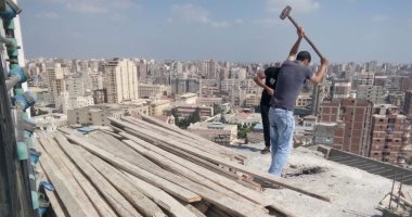 صور .. إيقاف بناء 3 عقارات مخالفة والتحفظ على مواد البناء وسط الإسكندرية 