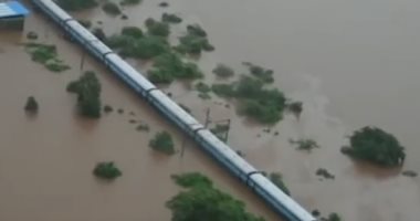 شاهد.. إنقاذ 700 راكبا فى قطار هندى غمرته المياه لمدة 9 ساعات