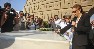 إمبراطورة إيران السابقة تزور قبر الرئيس الراحل أنور السادات