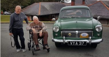 بعد ما اشتراها منه.. رجل يستعيد سيارته فى سن الـ 100 تكريما له ولزوجته الراحلة