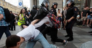 الشرطة الروسية تعتقل العشرات خلال مظاهرة على استبعاد المعارضة من الانتخابات