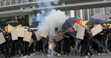 شرطة هونج كونج تطلق الغاز المسيل للدموع والرصاص المطاطى على محتجين