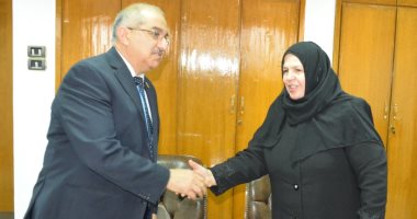 رئيس جامعة أسيوط يكرم والدة الشهيد مصطفى عثمان