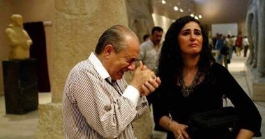 صورة أثارت الجدل.. سر بكاء عراقى داخل المتحف الوطنى ببغداد