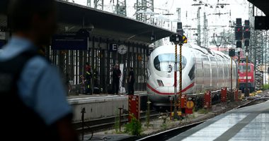 صور.. رجل يدفع طفلا أمام قطار فى ألمانيا فيقتله
