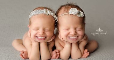 خليتهم بسنان.. مصورة تستخدم فلتر الابتسامة من تطبيق "Faceapp" للأطفال حديثى الولادة