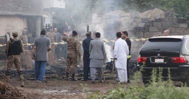 صور.. ارتفاع ضحايا تحطم طائرة عسكرية باكستانية إلى 17 قتيلا 
