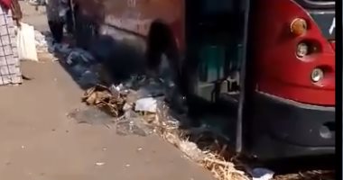 القمامة تحاصر موقف أتوبيسات المؤسسة بشبرا الخيمة