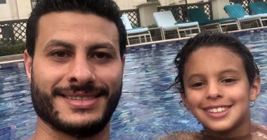 شناوى الأهلى ينشر صورة مع ابنه فى حمام السباحة بعطلة انتهاء الدورى