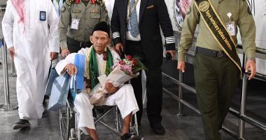 صور.. وصول مُعمر إندونيسى يبلغ 130 عامًا إلى السعودية لأداء مناسك الحج