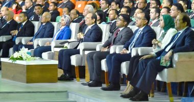 السيسى ممازحًا وزير المالية: "عندك فائض ومنشفها علينا ومغلبنا"