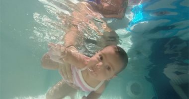 بلبط وعوم حتى لو لسه بالبيبرون.. تعليم الرضع السباحة فى مصر "فيديو"