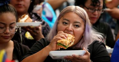 مئات الميكسيكيين يشاركون فى صنع أكبر ساندويتش فى العالم