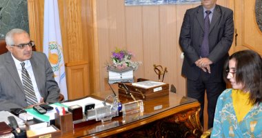 صور.. رئيس جامعة المنصورة يستقبل طالبة الدقهلية الأولى على الجمهورية