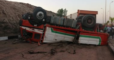 فيديو وصور.. إصابة سائق وتعطل حركة المرور بمدخل أسوان الجديدة بعد انقلاب شاحنة