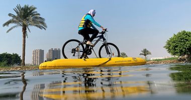 "البسكلتة بتمشى على المية".. قيادة الدراجة على مياه النيل رياضة جديدة بمصر