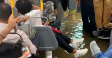 شاهد.. مياه الفيضانات فى نيويورك تجبر ركّاب حافلة على الوقوف فوق مقاعدهم