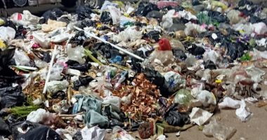 قارئ يشكو من انتشار القمامة أمام محطة مزلقان بشتيل بالجيزة