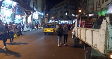 صور.. إزالة إشغالات طريق فى حملة مسائية وسط الإسكندرية