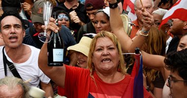 احتفالات المتظاهرين بالاستقالة الرسمية للحاكم السابق لبورتوريكو