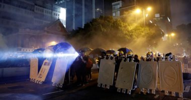 الشرطة فى هونج كونج تطلق الغاز المسيل للدموع مع تجدد الاحتجاجات المناهضة للحكومة