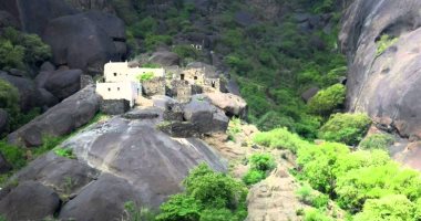 قرية غية السعودية يعيش أهلها وسط صخور ملساء على إرتفاع 700 متر